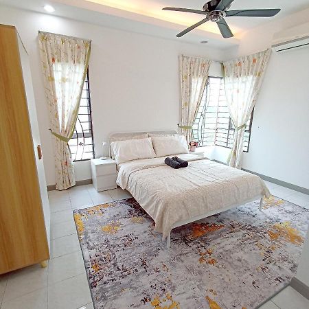 Tropika Homestay Bangi With 3 Bedrooms Kajang Zewnętrze zdjęcie