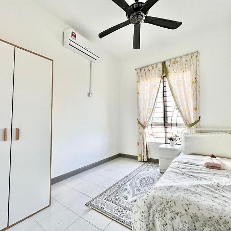 Tropika Homestay Bangi With 3 Bedrooms Kajang Zewnętrze zdjęcie