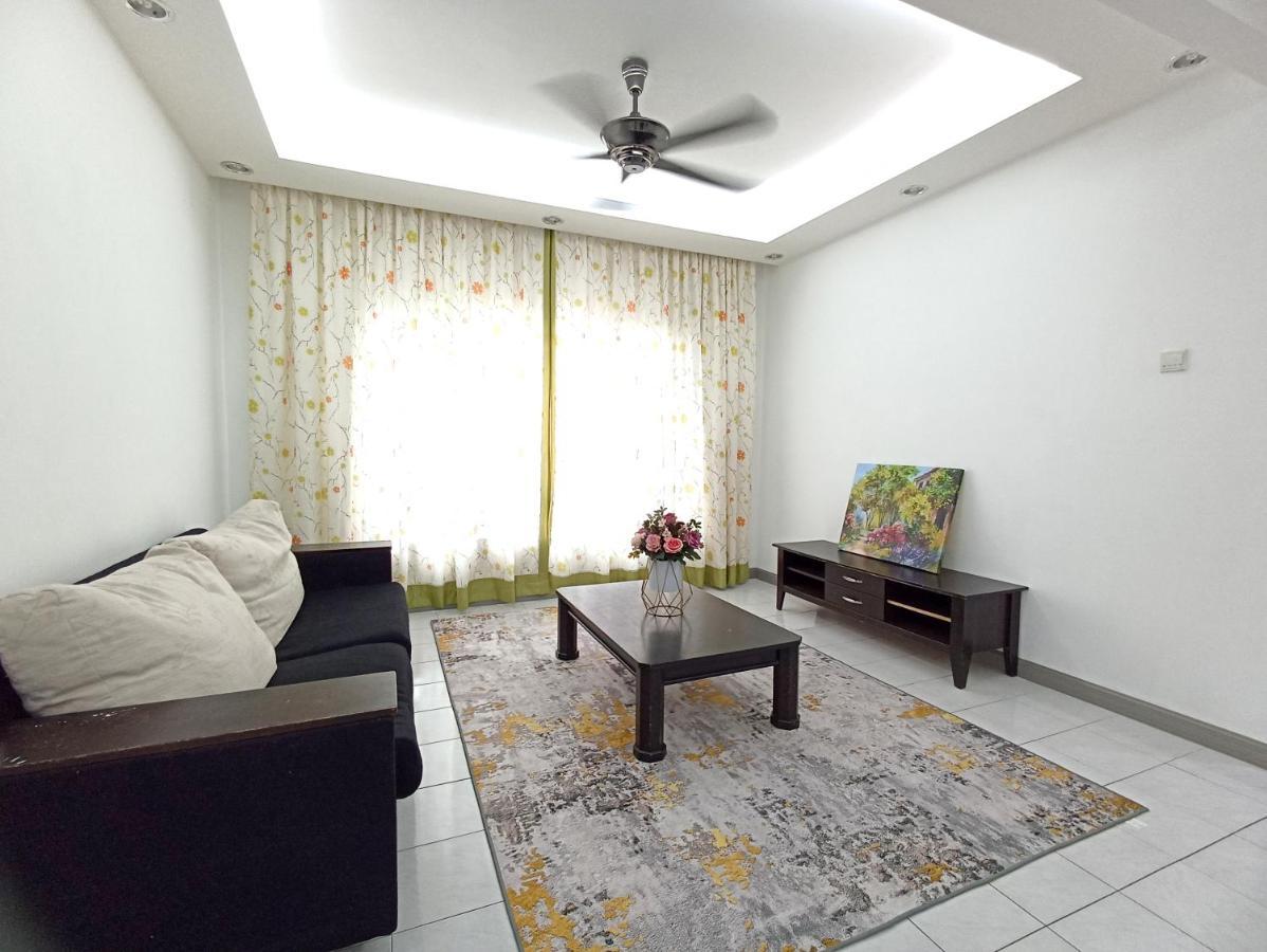 Tropika Homestay Bangi With 3 Bedrooms Kajang Zewnętrze zdjęcie