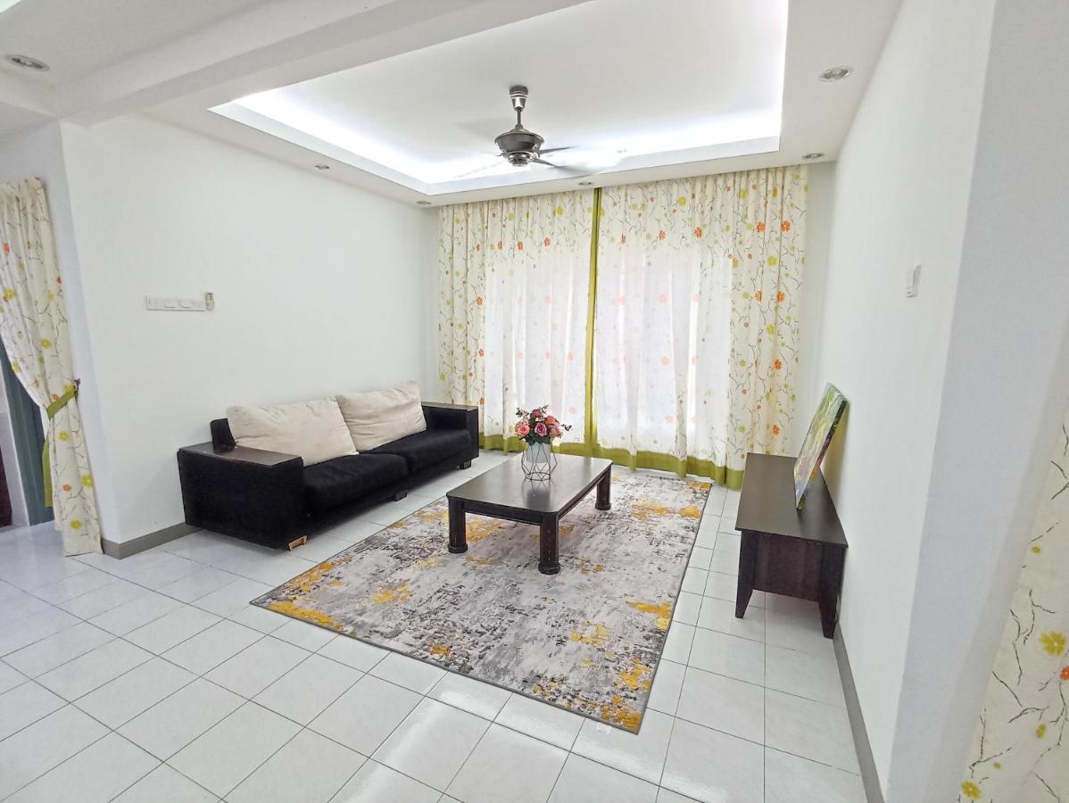 Tropika Homestay Bangi With 3 Bedrooms Kajang Zewnętrze zdjęcie