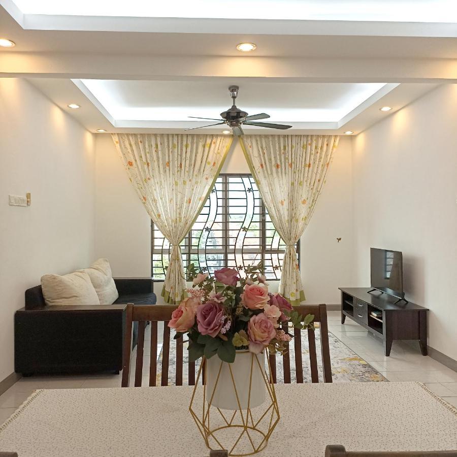 Tropika Homestay Bangi With 3 Bedrooms Kajang Zewnętrze zdjęcie