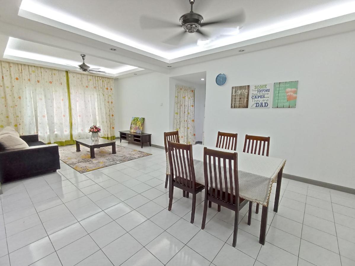Tropika Homestay Bangi With 3 Bedrooms Kajang Zewnętrze zdjęcie
