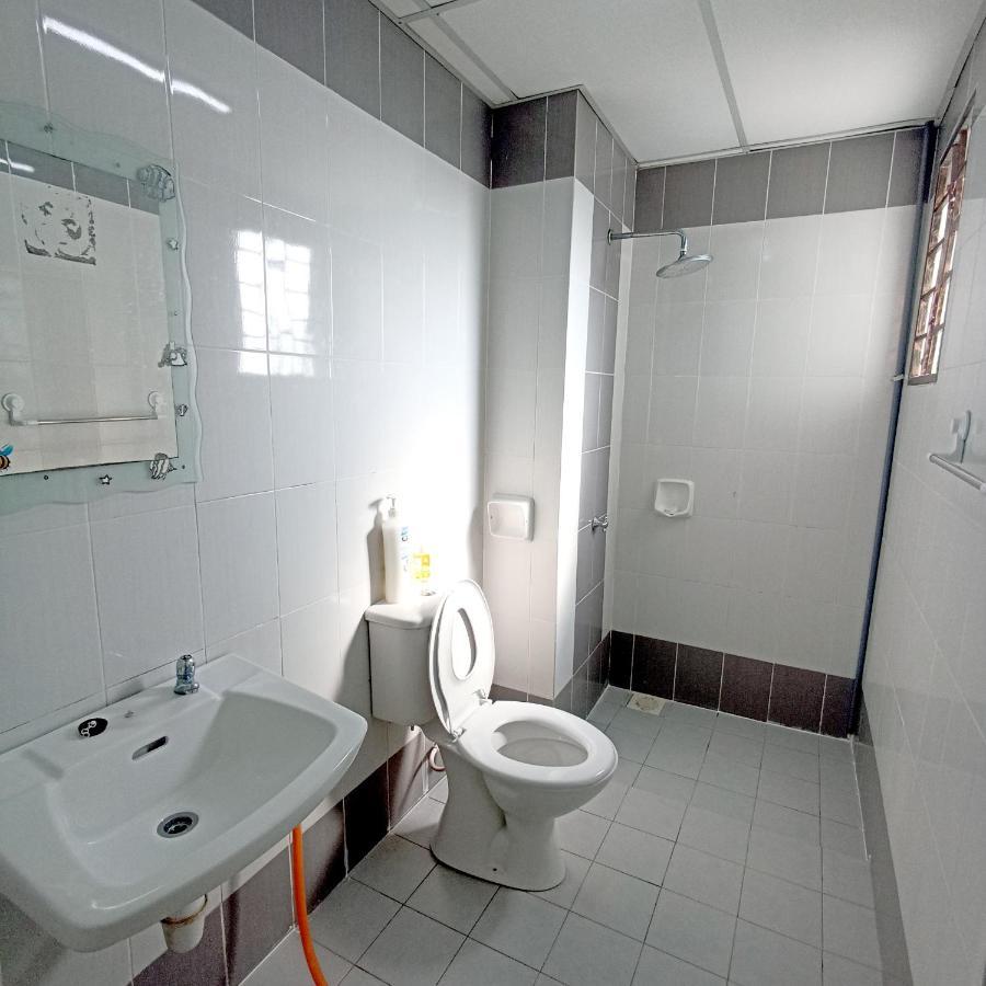 Tropika Homestay Bangi With 3 Bedrooms Kajang Zewnętrze zdjęcie