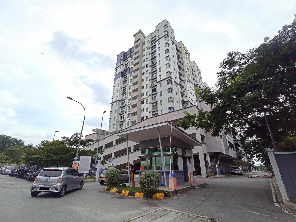 Tropika Homestay Bangi With 3 Bedrooms Kajang Zewnętrze zdjęcie