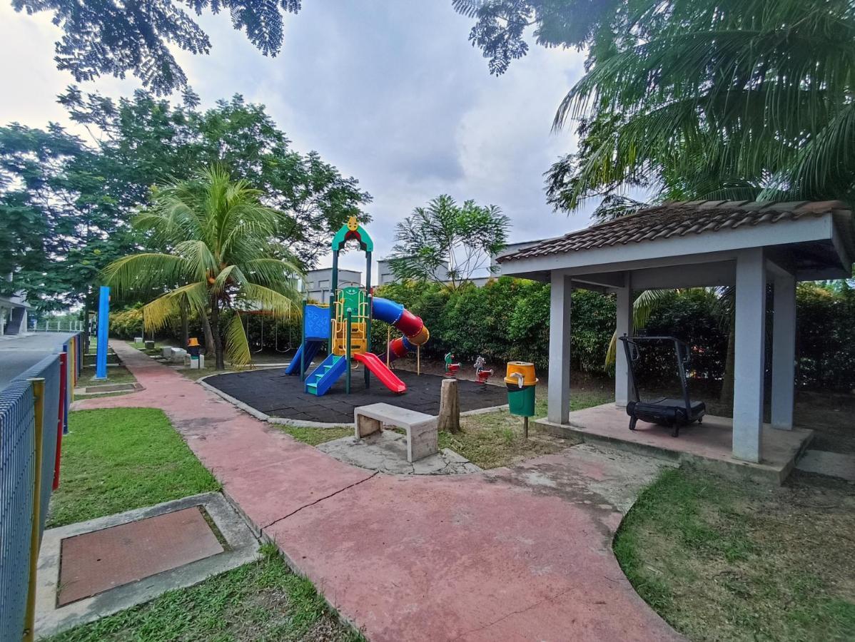 Tropika Homestay Bangi With 3 Bedrooms Kajang Zewnętrze zdjęcie