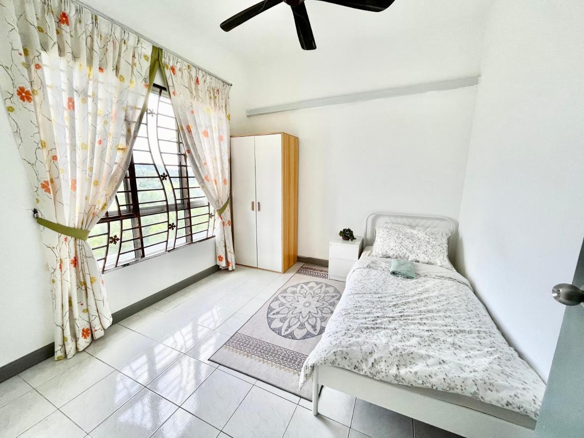 Tropika Homestay Bangi With 3 Bedrooms Kajang Zewnętrze zdjęcie