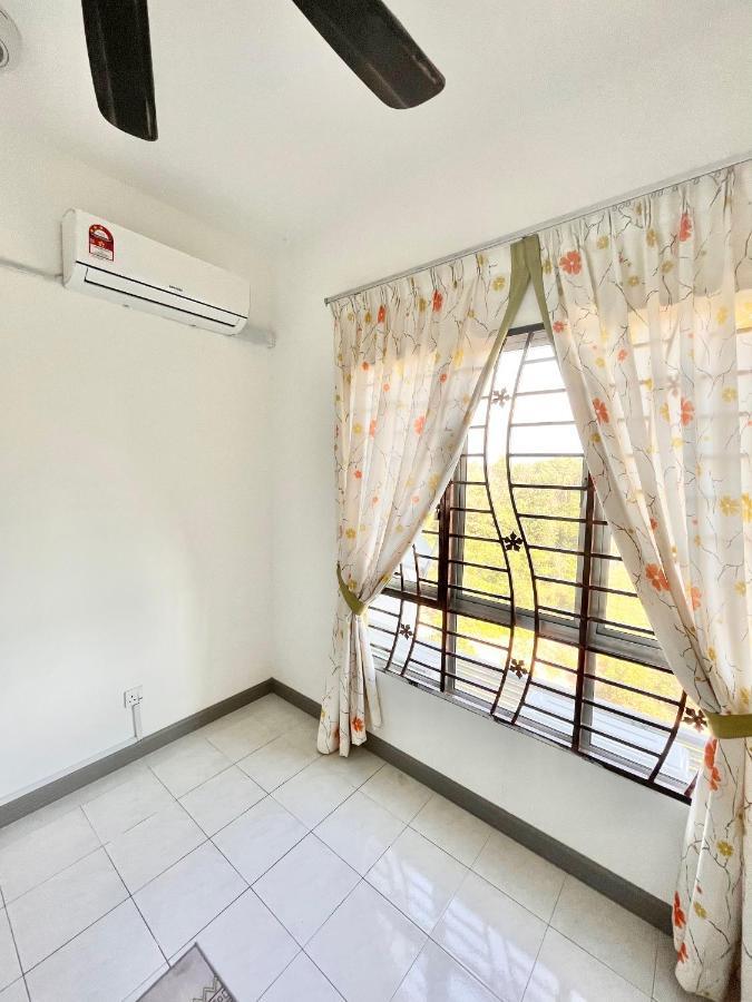 Tropika Homestay Bangi With 3 Bedrooms Kajang Zewnętrze zdjęcie