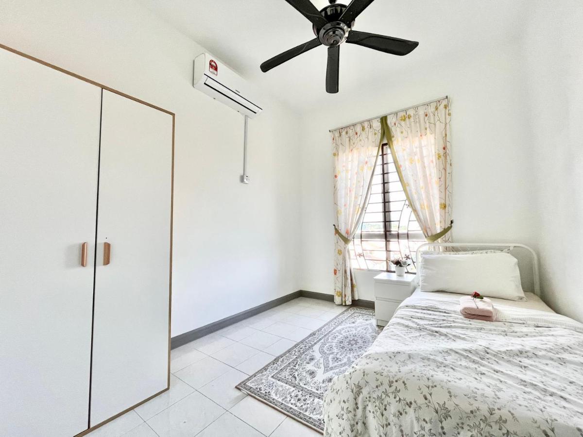 Tropika Homestay Bangi With 3 Bedrooms Kajang Zewnętrze zdjęcie